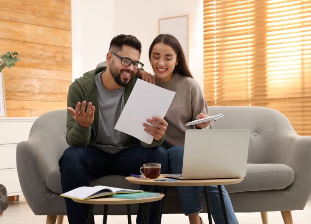 couple deciding if they should sell structured settlement of cash