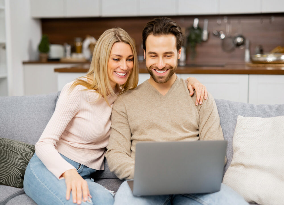 couple on laptop looking to sell structured settlement payments