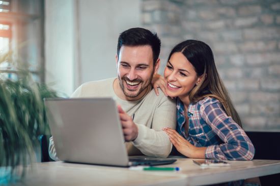 happy couple researching tips for maximizing the value of structured settlement payments