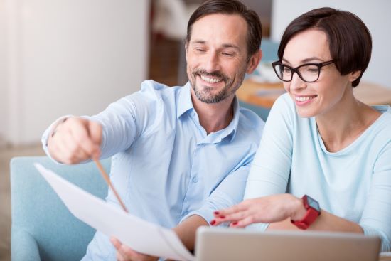 happy couple receiving a lump sum for structured settlement