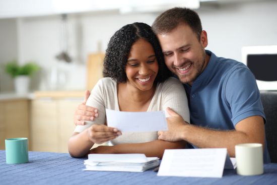 happy couple receiving quote to sell their structured settlement for a cash lump sum