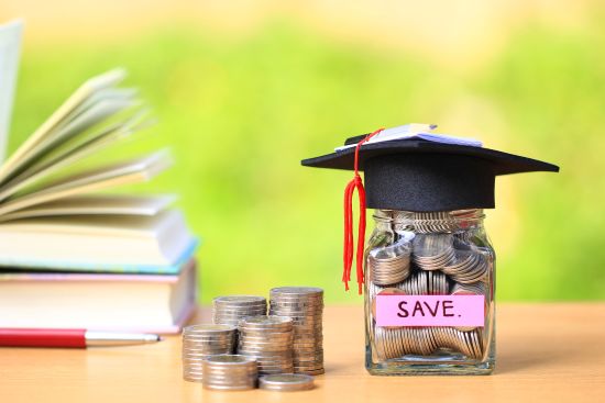 saving money and budgeting in college