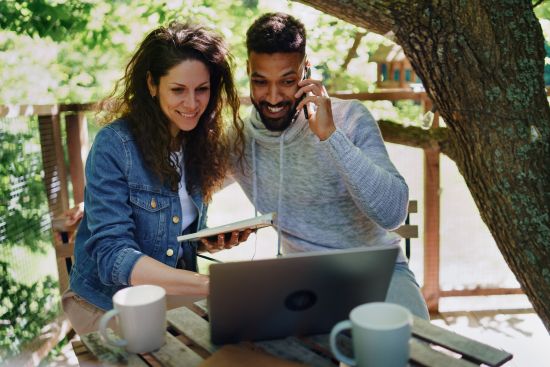 Couple researching structured settlement buyers and buyouts.